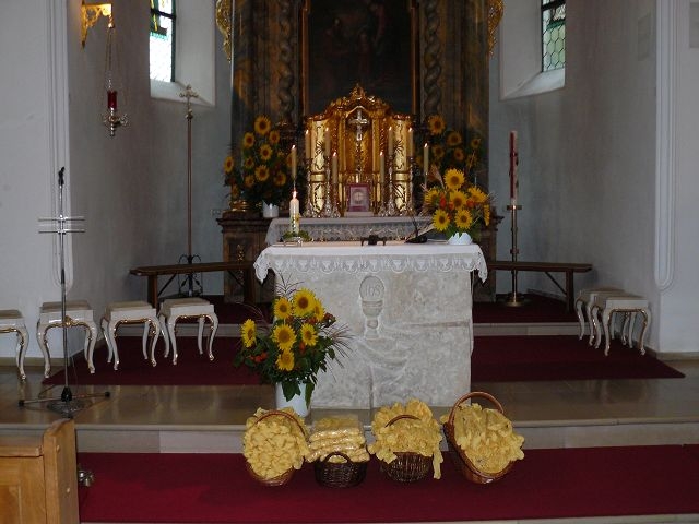 Schals vor Altar