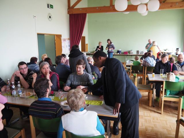 Besucher mit Pfarrer